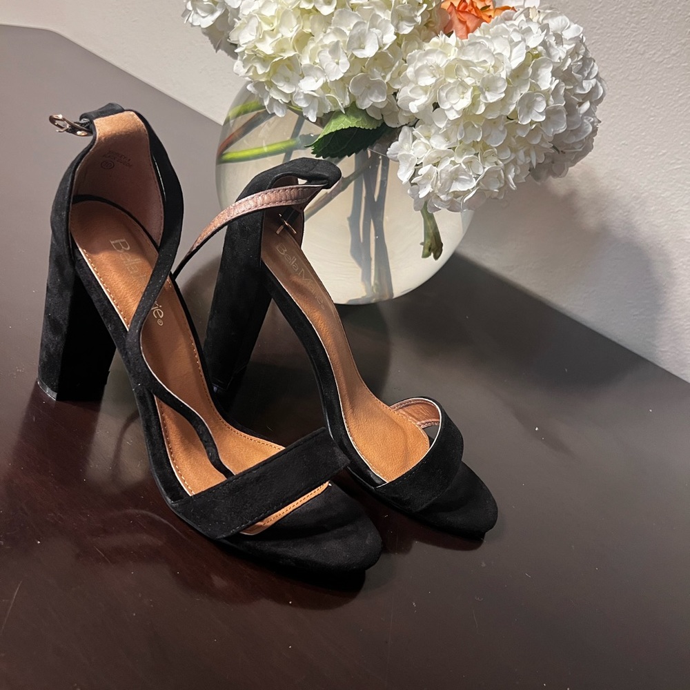 Bella Marie black, suede, sandal
Women’s 10
Never worn! Great condition…new!